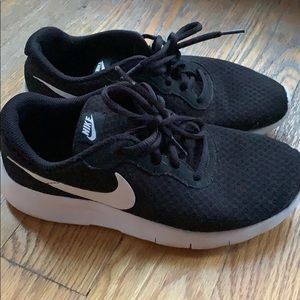 Black nike running shoes